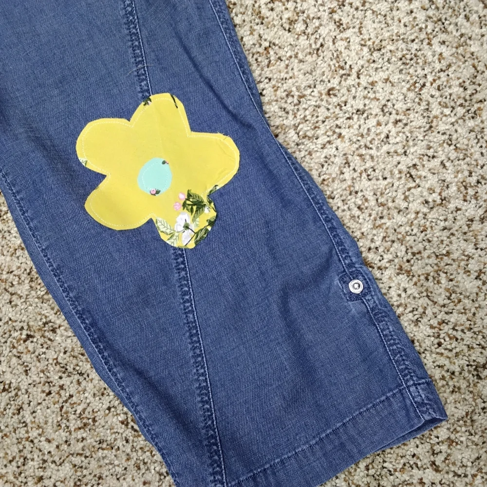3919 Size 12/2 Upcycled Chico's Blue Capri Pants with Yellow Floral Appliqués - Picture 2 of 7